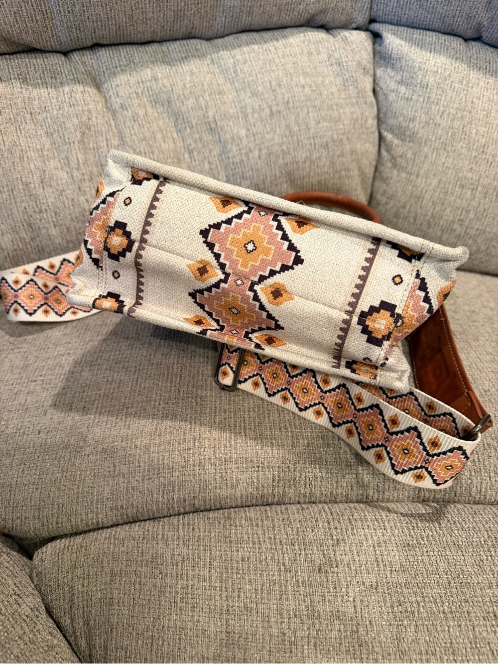 Wrangler Aztec Patterned Canvas Crossbody Bag in Cream and Tan - Picture 9 of 12